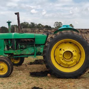 John Deere 2120 2WD