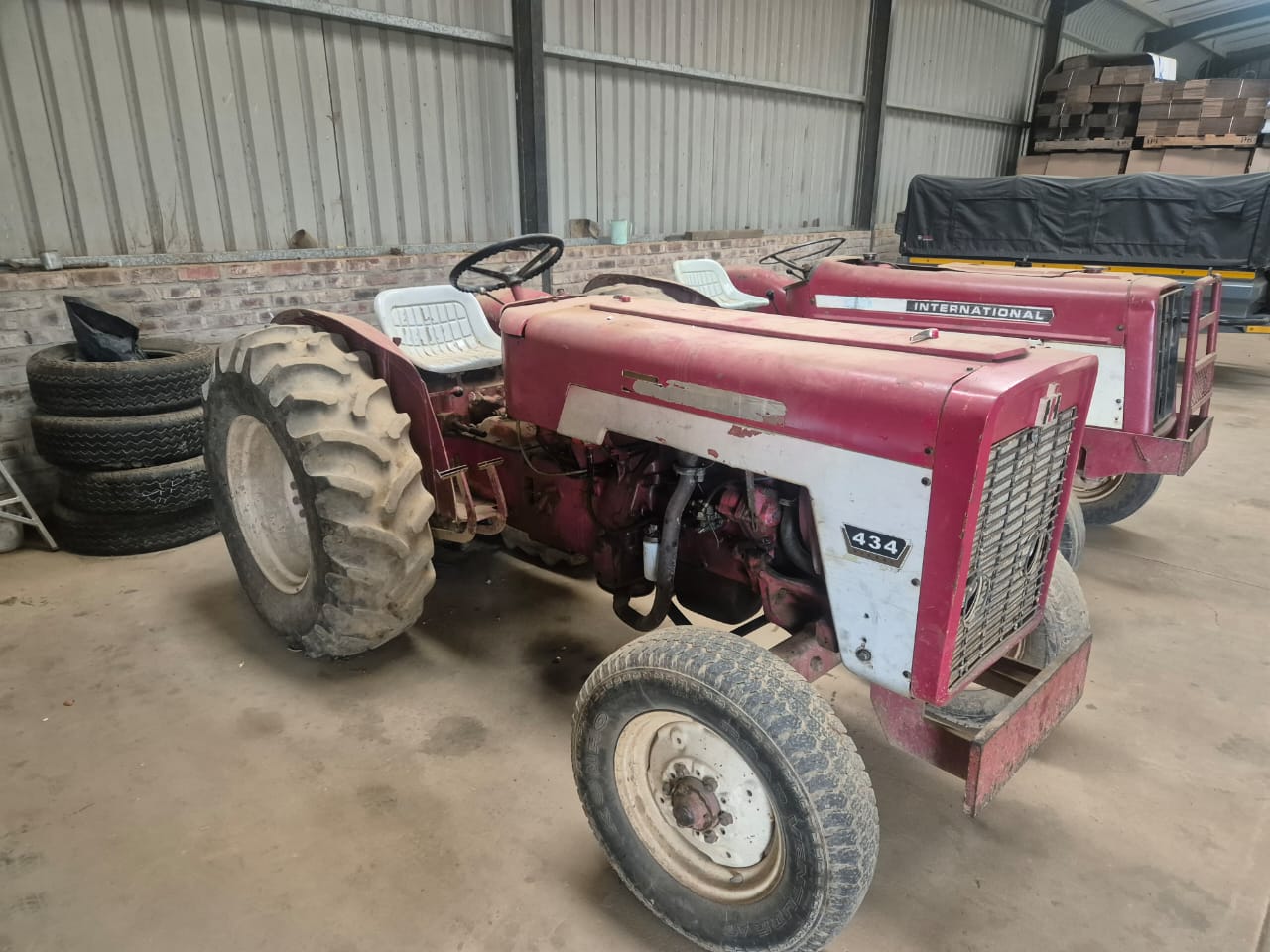 2x International 444 Tractors / Trekkers