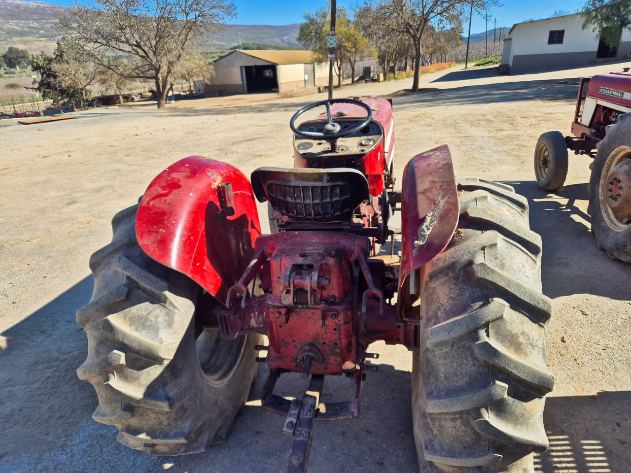 2x International 444 Tractors / Trekkers - Image 3