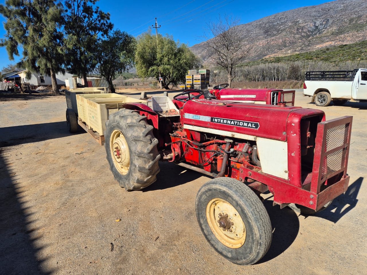 2x International 444 Tractors / Trekkers - Image 4