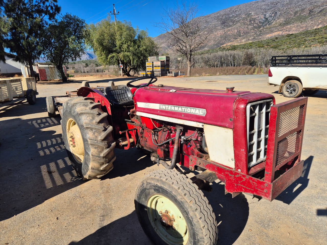 2x International 444 Tractors / Trekkers - Image 5