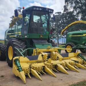 John Deere 7750 Kuilvoer Kerwer / Silage Cutter with 6 Row John Deere Table / Tafel