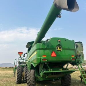 Alternative view of John Deere S770 Stroper / Combine Harvester