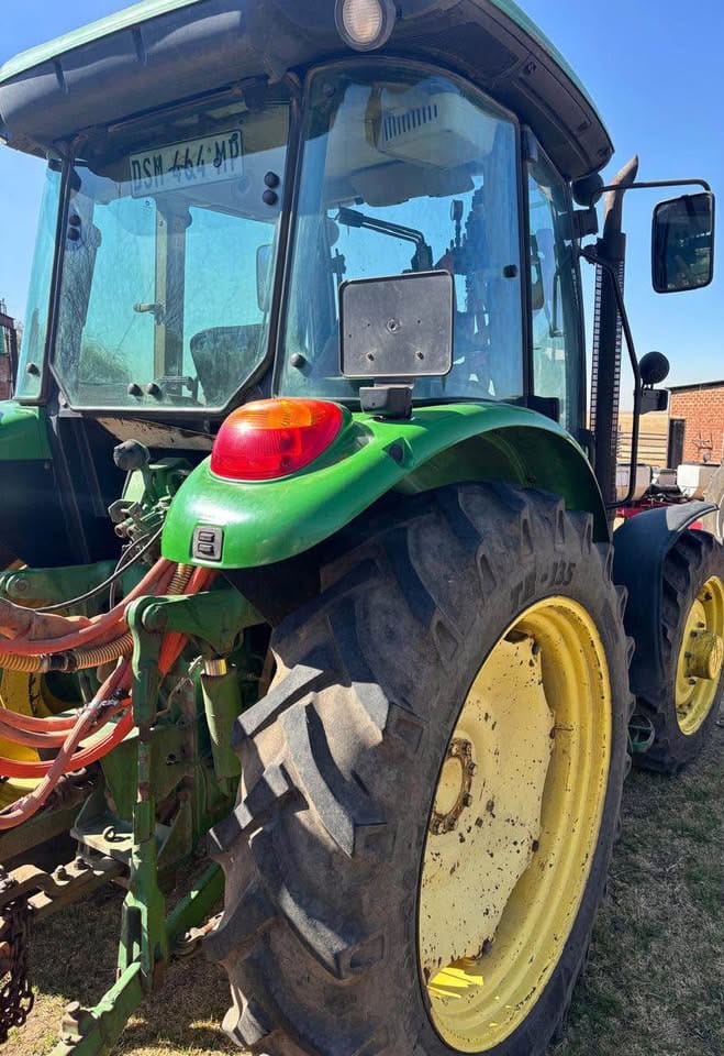 John Deere 5820 - Image 4