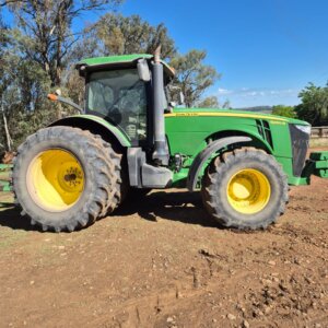 John Deere 8260R