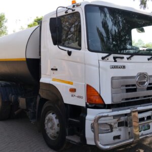 Alternative view of Hino 18 000L Water Trok / Truck