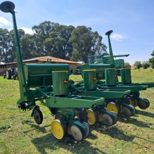Alternative view of 4 Row John Deere 7000 Planter