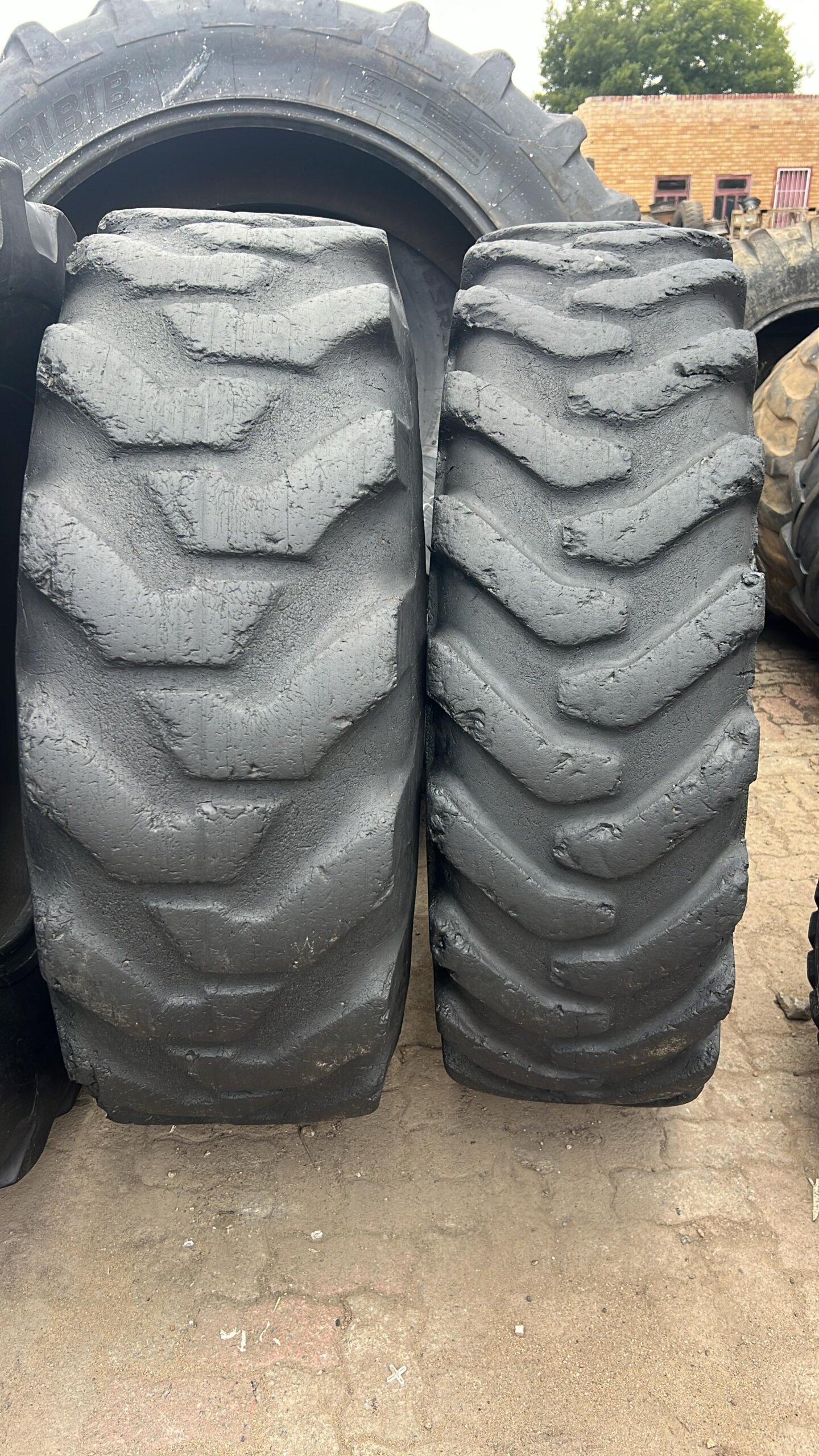 2x 16.9-28 Gebruikte TLB Bande / Used TLB Tires