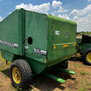 John Deere 575 Baler
