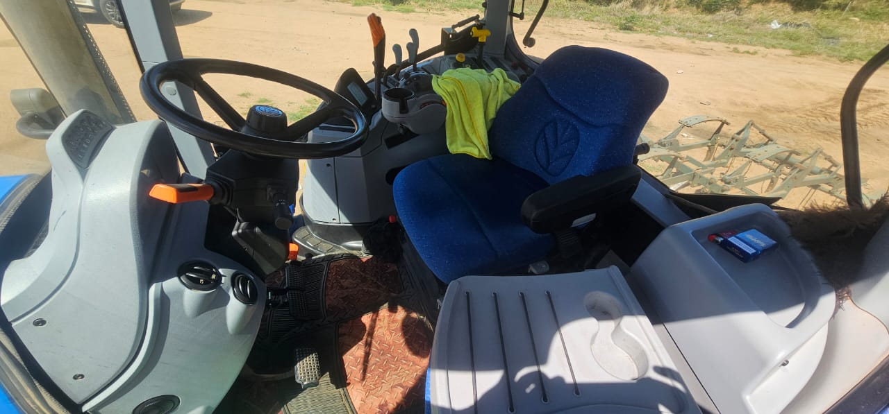 New Holland T7060 Trekker / Tractor - Image 7