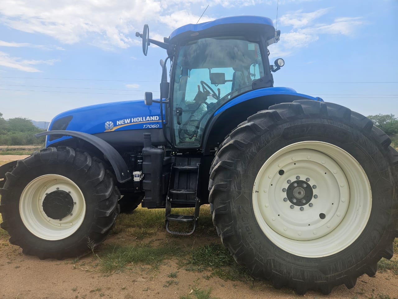 New Holland T7060 Trekker / Tractor - Image 3