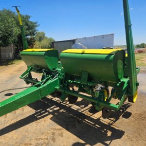Alternative view of 4 Row John Deere Mielie / Maize Planter