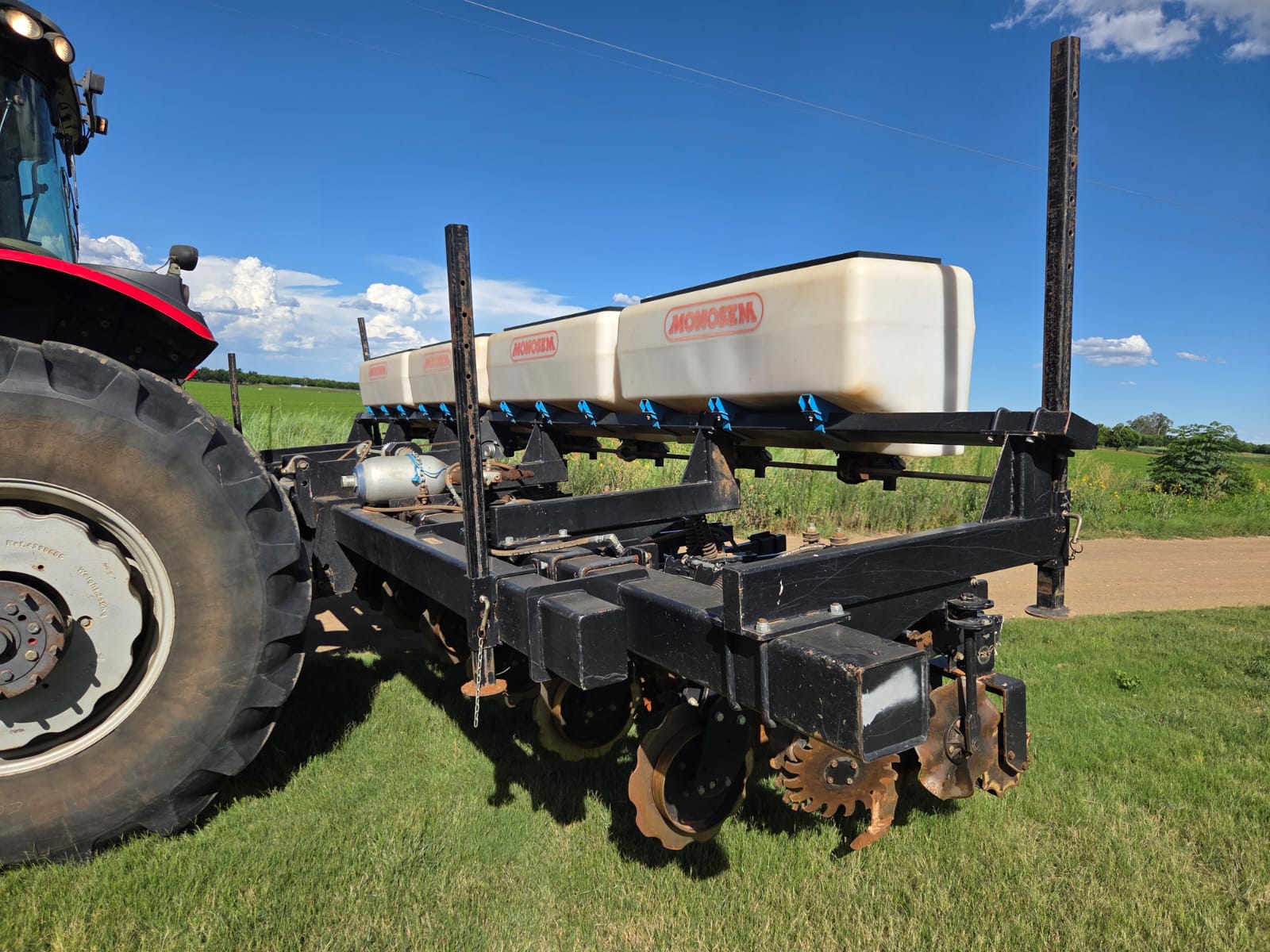Carter Striptiller and Monosem Kunsmis Bakke / Fertilizer Tanks
