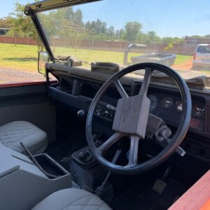 Alternative view of 1988 Landrover Defender V8 Petrol Game Viewer / Wildkyker
