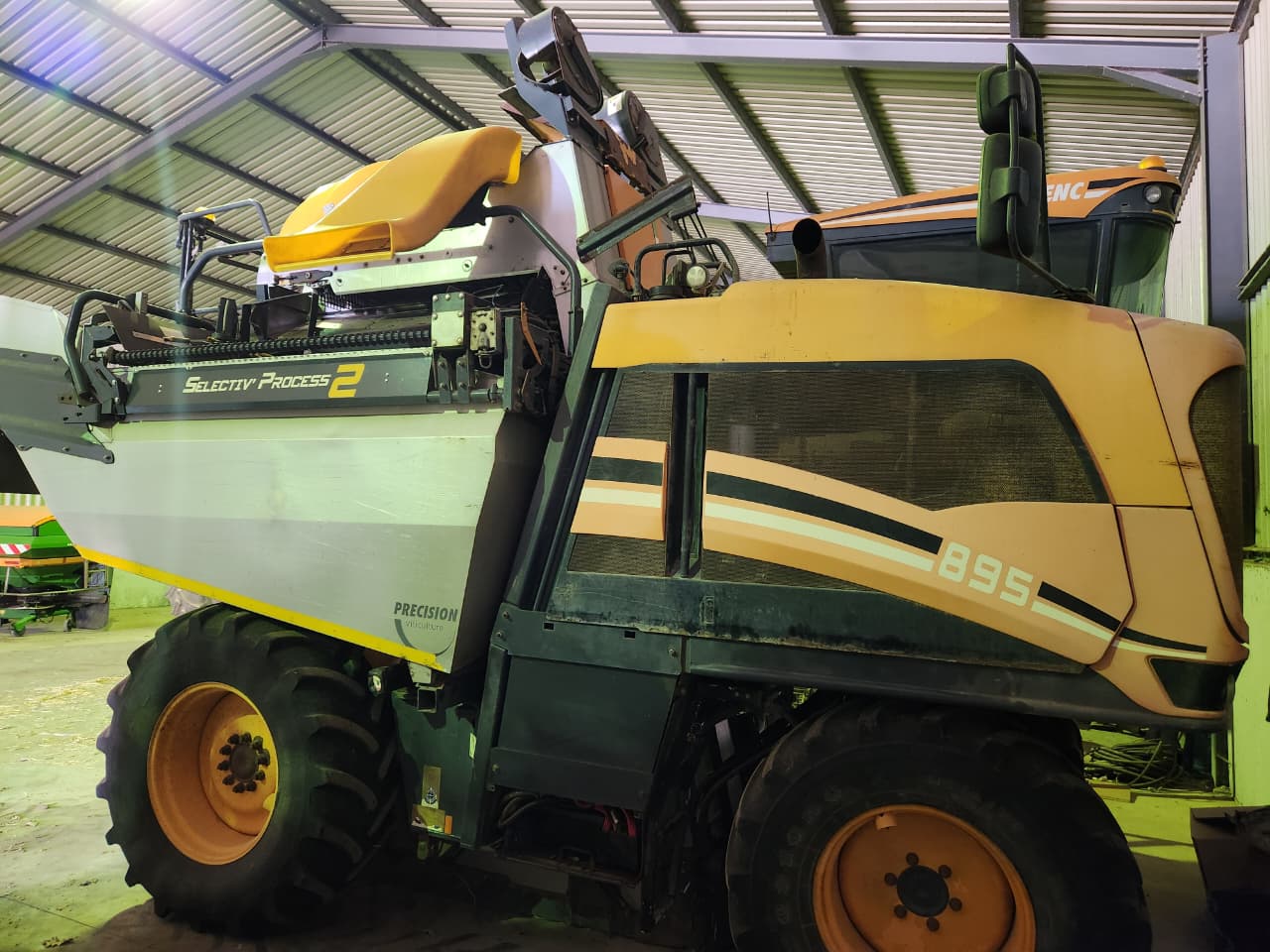 Pellenc 895 SP2 Druiwe Stroper / Grape Harvester - Image 3