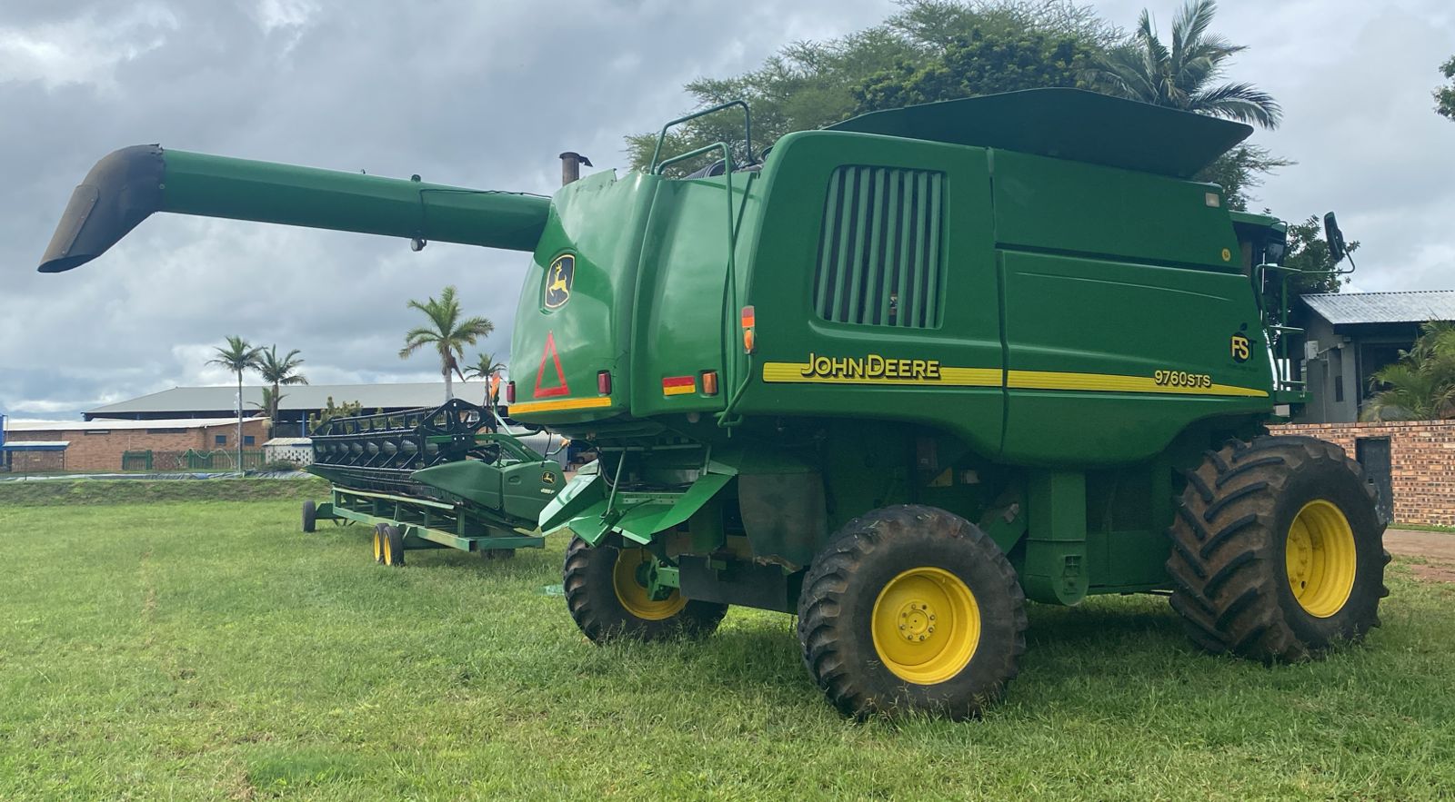 John Deere 9760 STS Stroper / Combine Harvester with John Deere 635 Flex Tafel / Table - Image 3