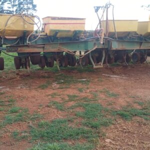 Alternative view of 8 Row John Deere 1750 MaxEmerge Planter