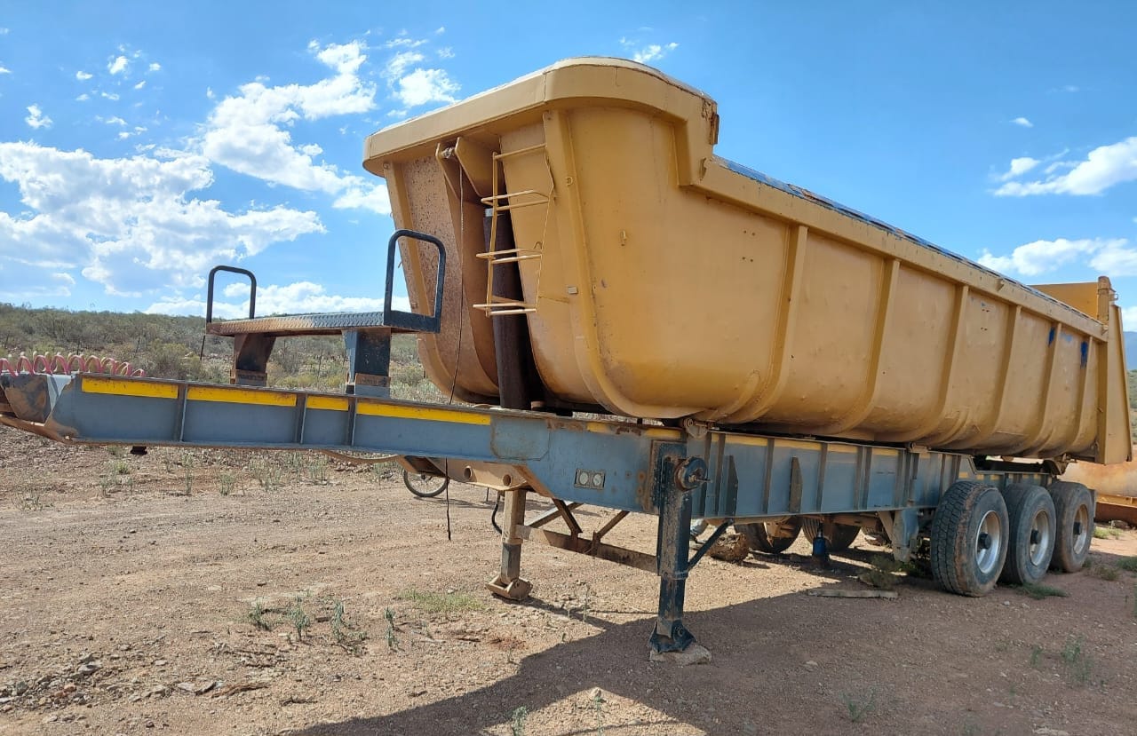 36 Cube Henred Fruehauf Sloper Trailer / Sleepwa