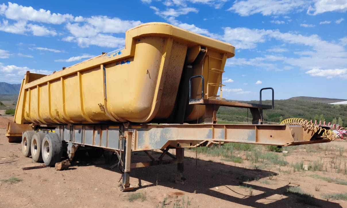 36 Cube Henred Fruehauf Sloper Trailer / Sleepwa - Image 3