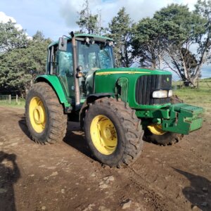 Alternative view of John Deere 6620 Trekker / Tractor