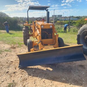 Alternative view of Case Davis Road Run'r Trekker met Stootlem / Tractor with Push Blade
