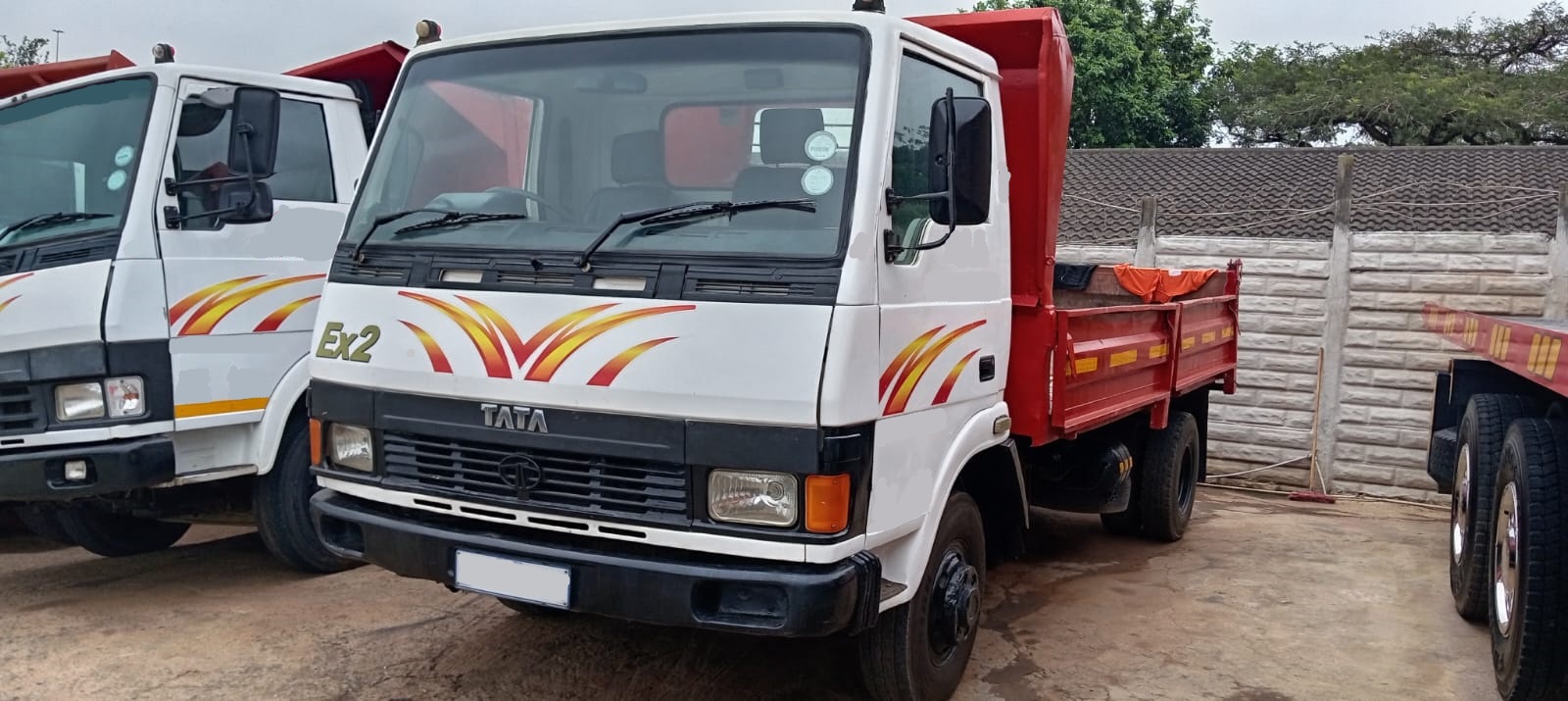 Tata EX2 Tipper Truck / Trok