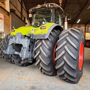 Alternative view of Claas Axion 950 Trekker / Tractor