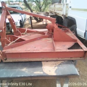 1 Disc Fertilizer Spreader / Strooier & 1.5m Slasher / Bossiekapper