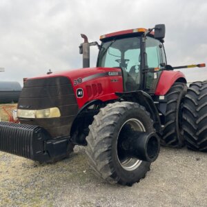 Alternative view of Case iH Magnum 310 4WD Cab Trekker / Tractor