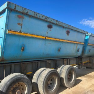 Alternative view of International 9800i Truck / Trok with 30 Cube Side Tipper Trailer / Sleepwa