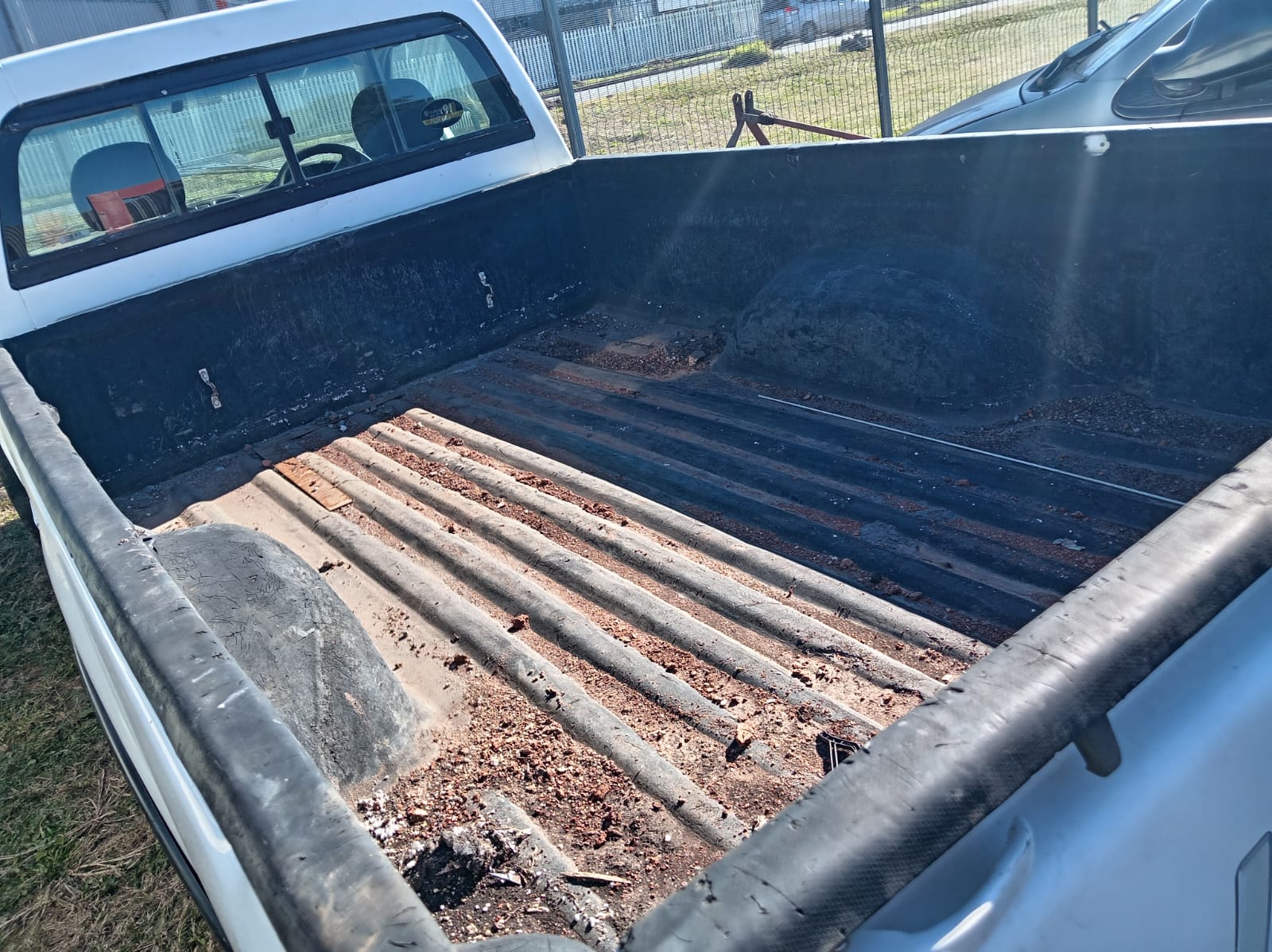 Isuzu KB Enkel Kajuit Bakkie / Single Cab Pickup - Image 4