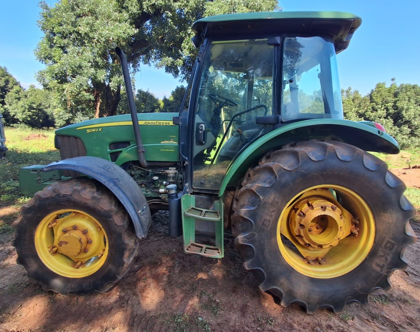 John Deere 5082E Cab Trekker / Tractor - Image 4