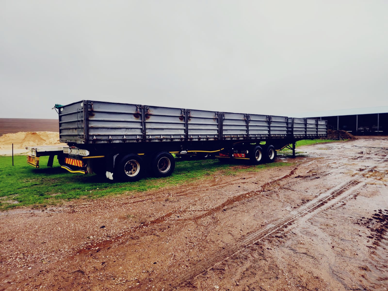 6x3 SA Truck Bodies Side Tipper Trailer / Sleepwa
