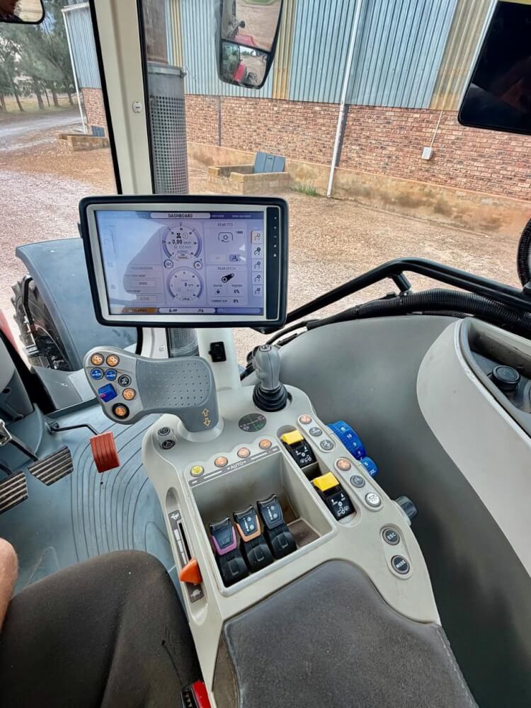 McCormick X8,680 4WD Cab Trekker / Tractor - Image 3