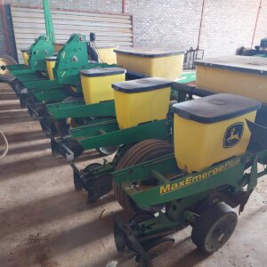 8 Row John Deere 1750 Vacuum Planter