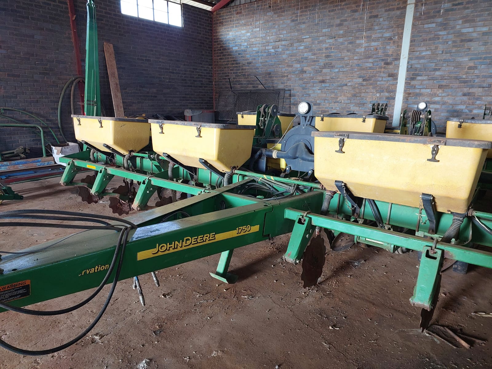 8 Row John Deere 1750 Vacuum Planter - Image 3