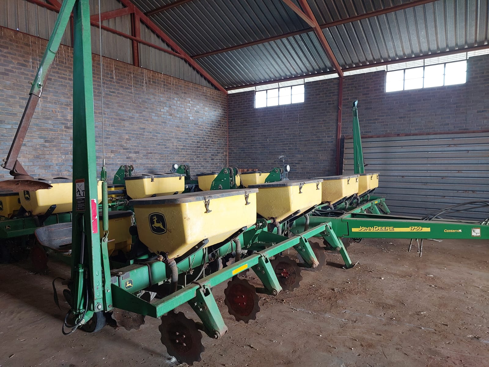 8 Row John Deere 1750 Vacuum Planter - Image 4