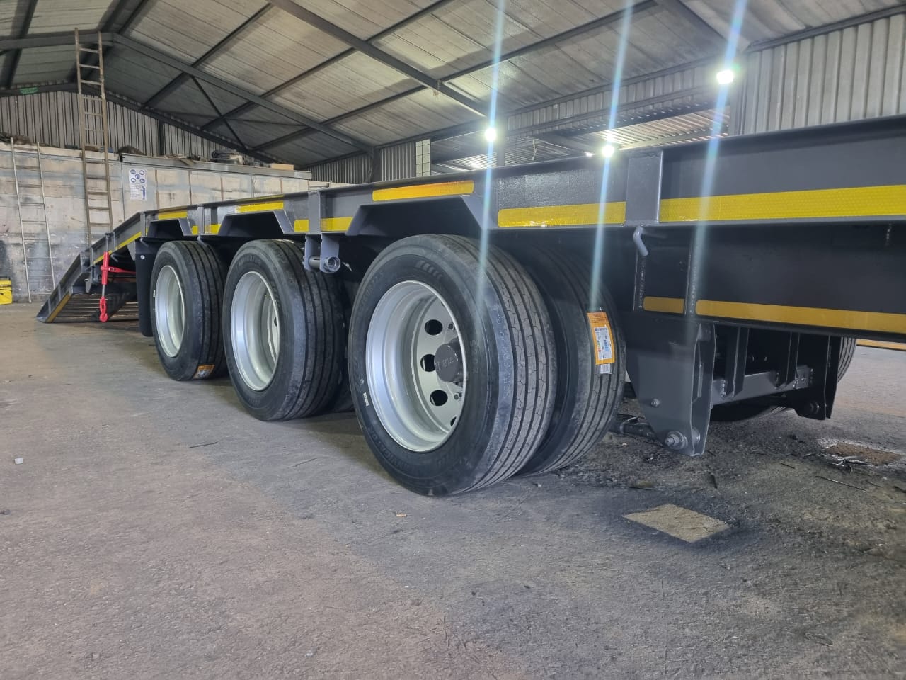 Triple Axle High Speed Flatbed Trailer / Hoe Spoed Platbak Sleepwa - Image 2