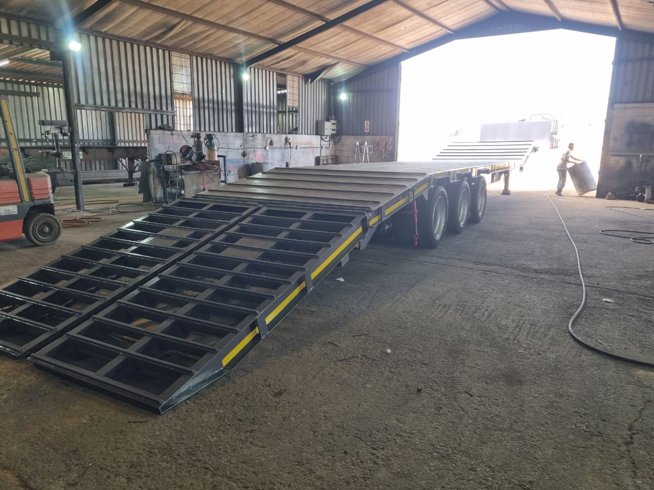 Triple Axle High Speed Flatbed Trailer / Hoe Spoed Platbak Sleepwa - Image 3