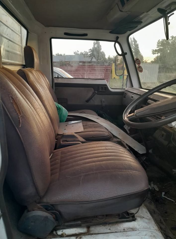 1994 Nissan Truck / Trok - Image 5