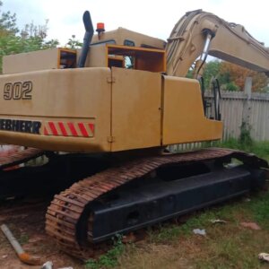 Alternative view of Liebherr 902 Excavator / Graafmasjien