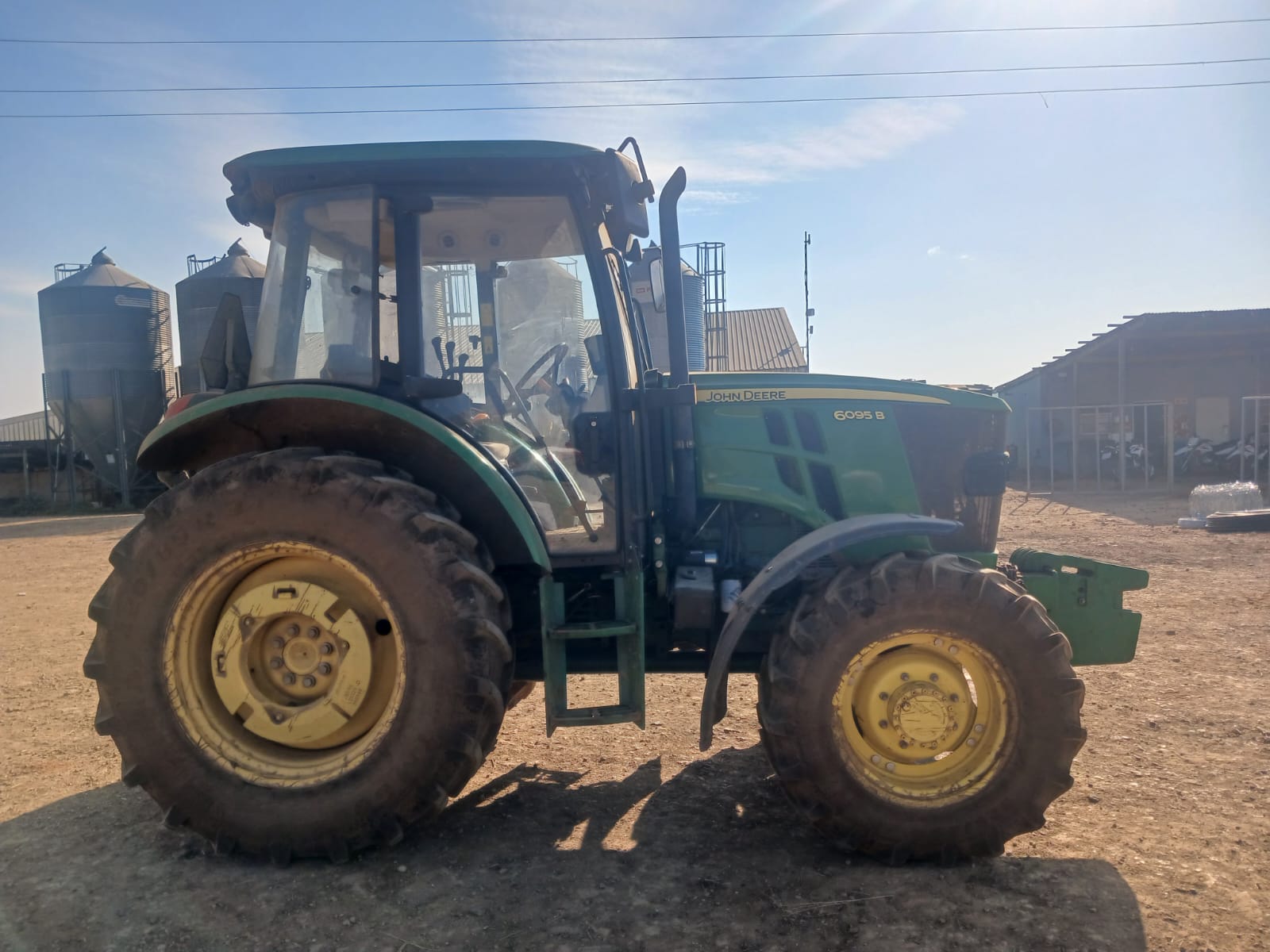 John Deere 6095B Cab Trekker / Tractor - Image 2