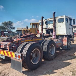 Oshkosh Dubble As Voorhakker Trok / Double Axle Truck