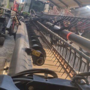 Alternative view of MacDon M155 with 35ft Table / Tafel met Upper Cross Auger