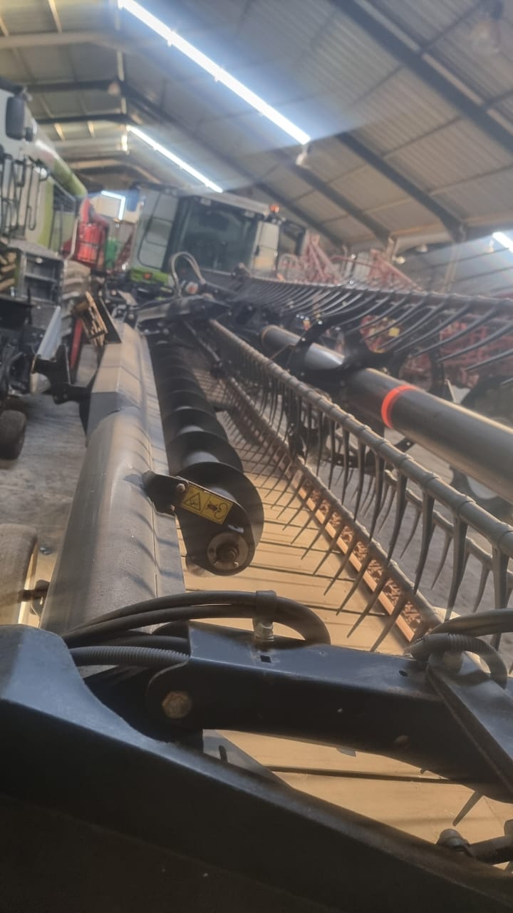 MacDon M155 with 35ft Table / Tafel met Upper Cross Auger - Image 2