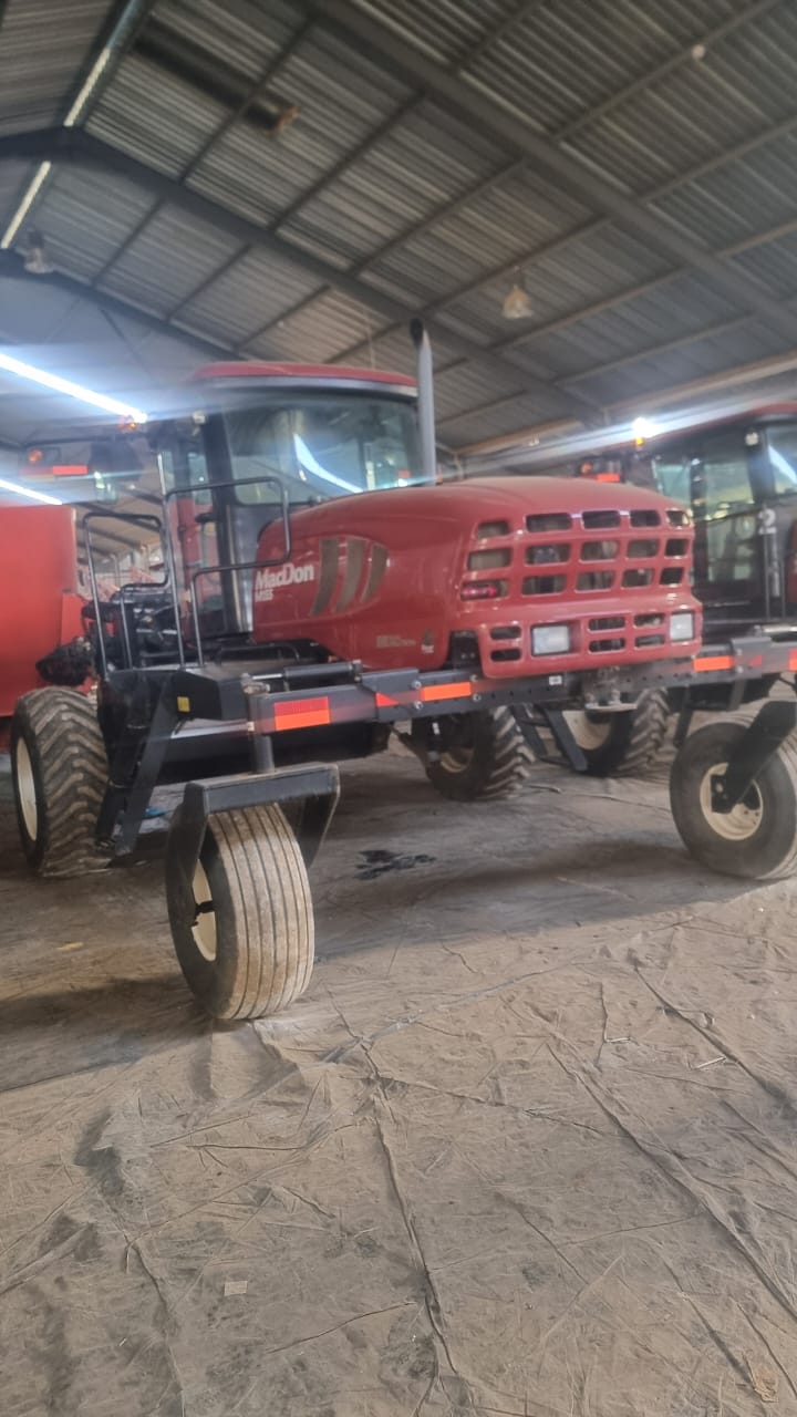 MacDon M155 with 35ft Table / Tafel met Upper Cross Auger
