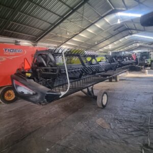 Alternative view of MacDon M155 with 35ft Table / Tafel met Trimble System