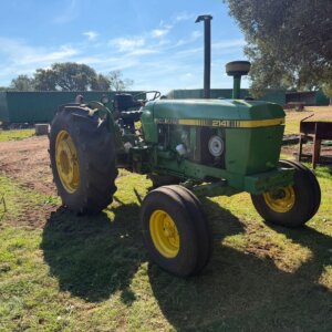 Alternative view of John Deere 2141 Trekker / Tractor