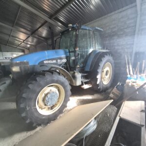 Alternative view of New Holland 8560 Trekker / Tractor