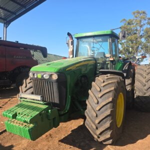 Alternative view of John Deere 8520 Trekker / Tractor